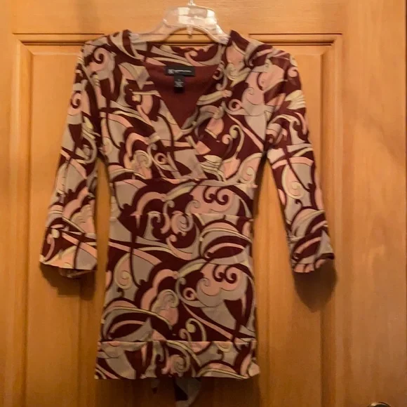 Cute tie top - Picture 1 of 2